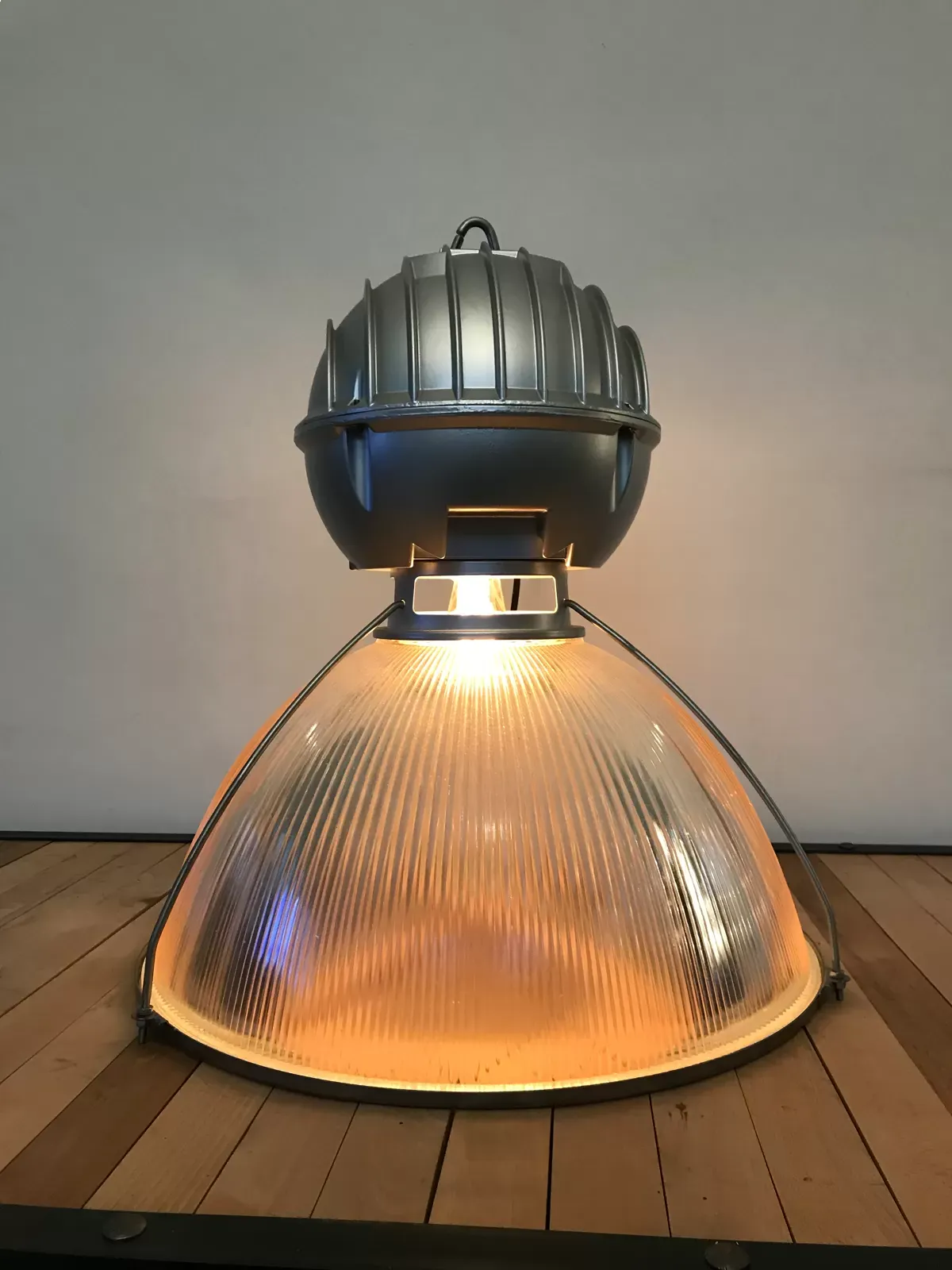 Illustration numéro 5 du produit Lampe suspension holophane verre prismatique grise