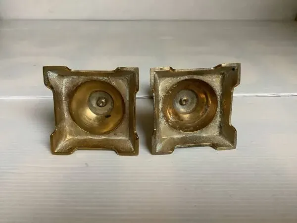 Illustration numéro 5 du produit Paire de petits bougeoirs en laiton