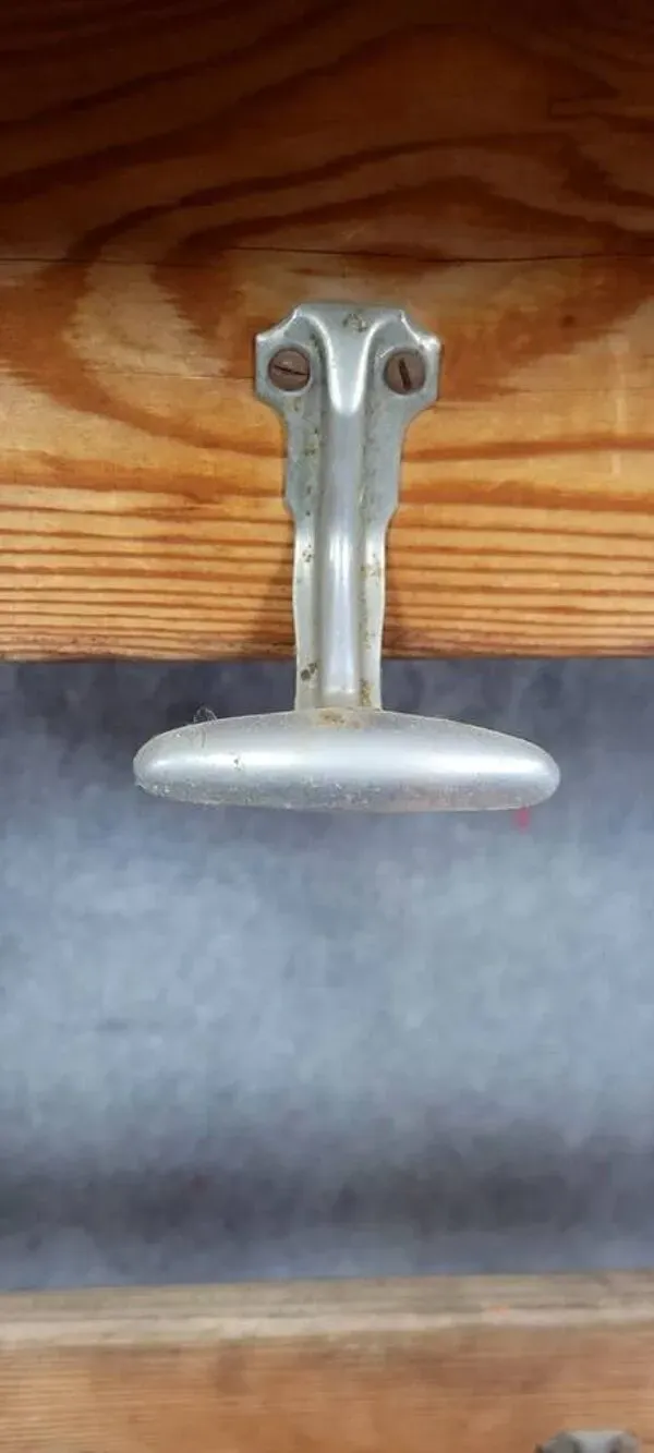 Illustration numéro 5 du produit Porte manteaux d'ecole époque Art Déco vers 1940