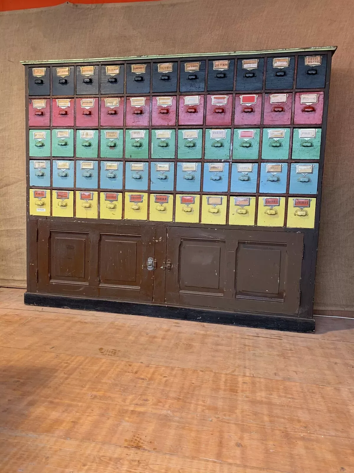 Illustration numéro 5 du produit Meuble de métier