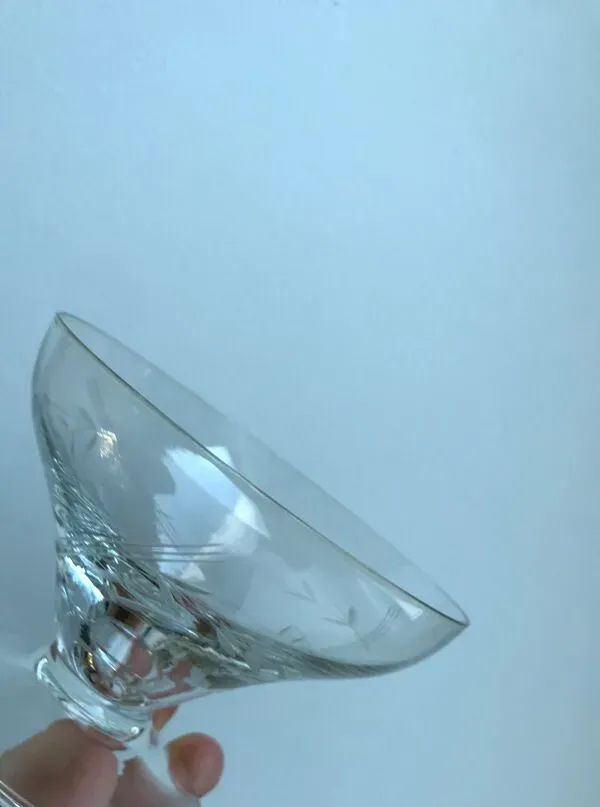 Illustration numéro 5 du produit Lot de 7 coupes à champagne en cristal gravé, années 50-60