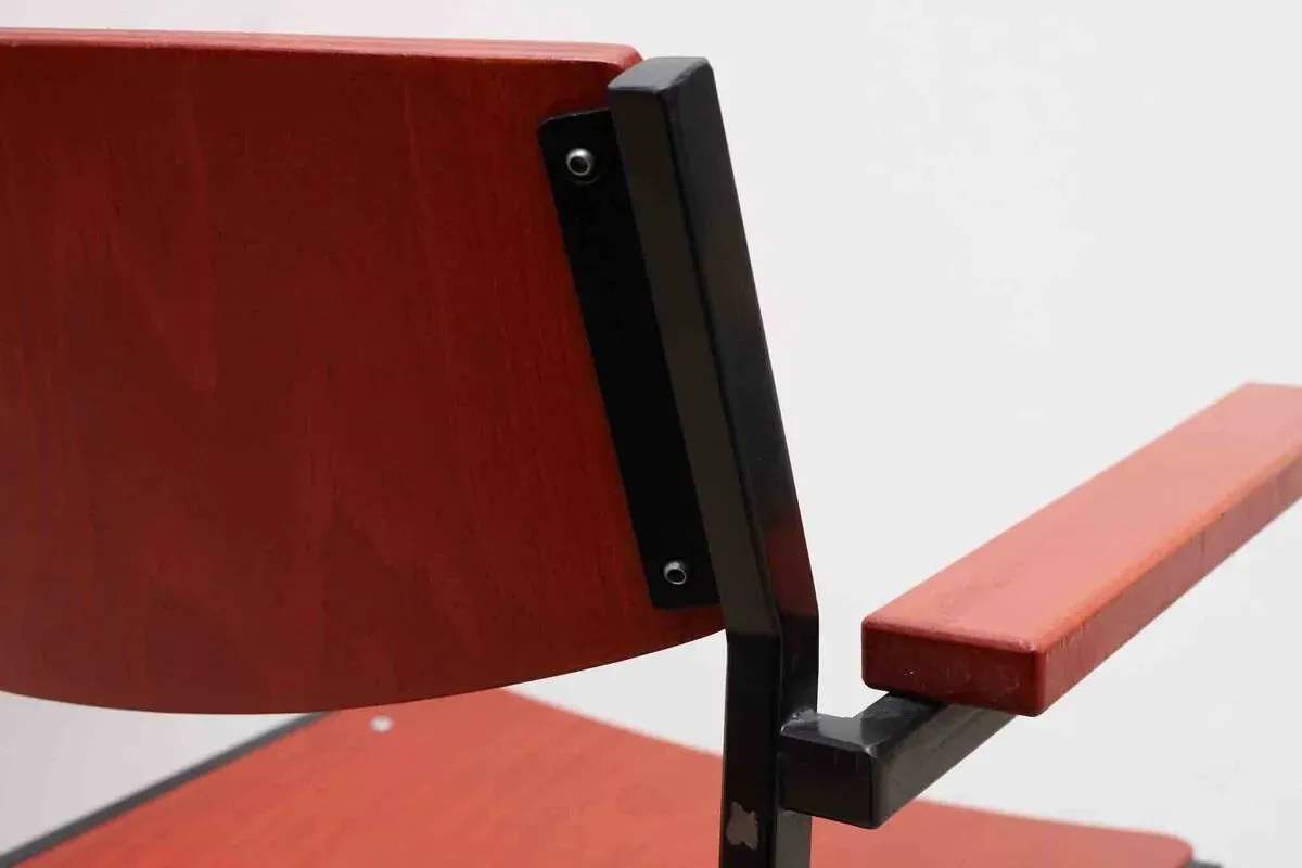Illustration numéro 5 du produit Chaises Gijs van der Sluis rouge et noir avec accoudoirs