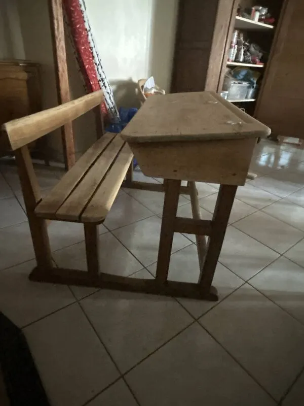 Illustration numéro 5 du produit Bureau écolier double en bois