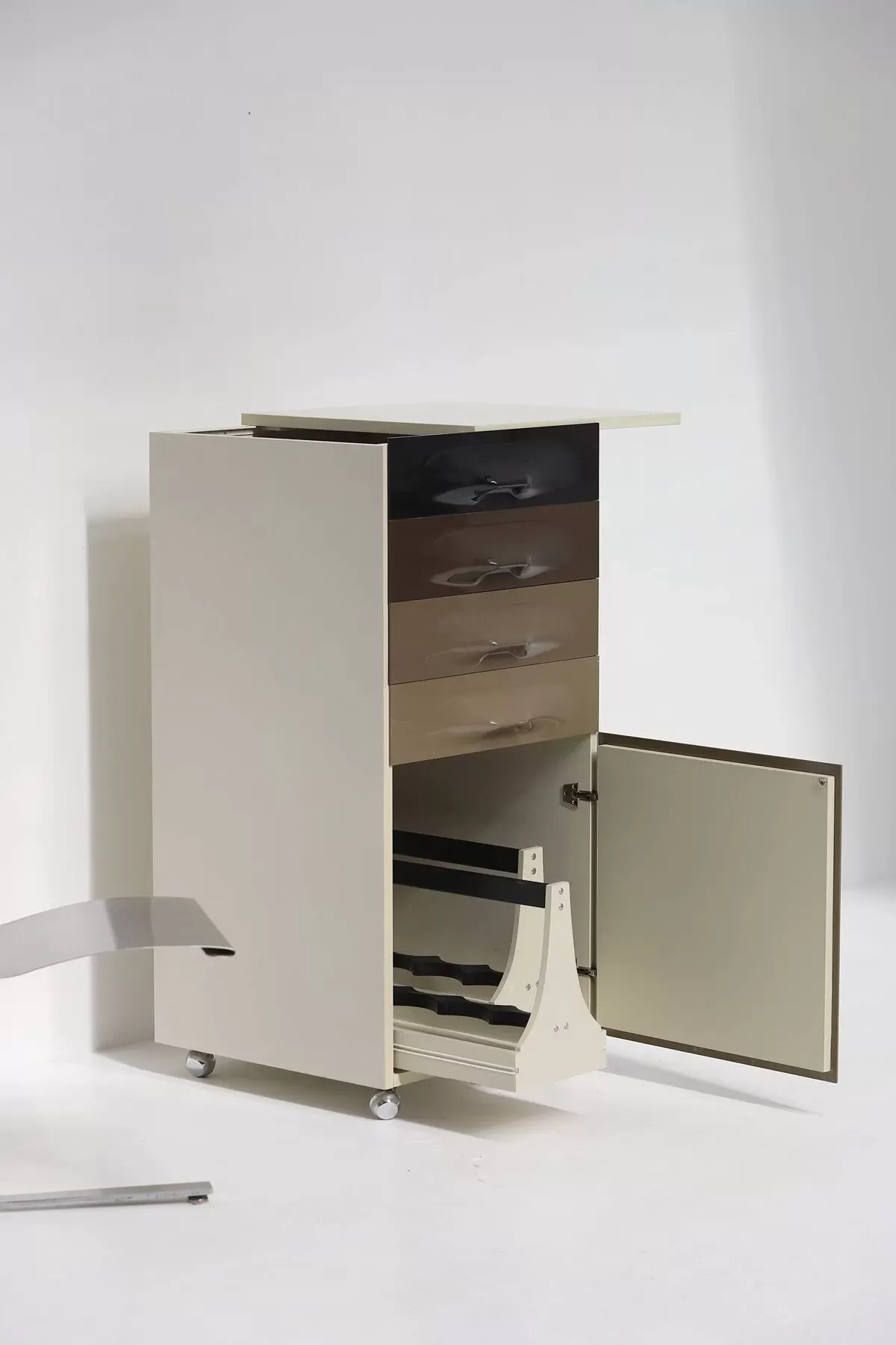 Illustration numéro 5 du produit DF2000 trolley bar cabinet by Raymond Loewy for the Doubinsky Frères 1968