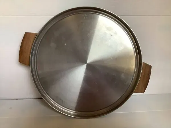 Illustration numéro 5 du produit Plateau plat grand en métal et bois style scandinave