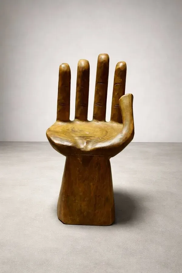 Illustration numéro 5 du produit Fauteuil sculptural en bois formant une main