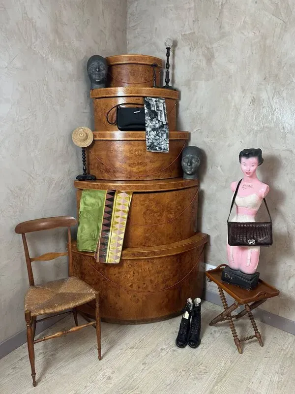 Illustration numéro 5 du produit Meuble de chapelier