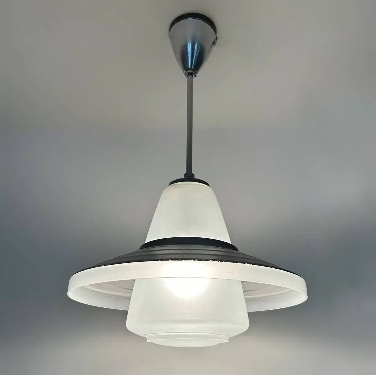 Illustration numéro 5 du produit Lustre design Bauhaus Adolph Meyer années 40