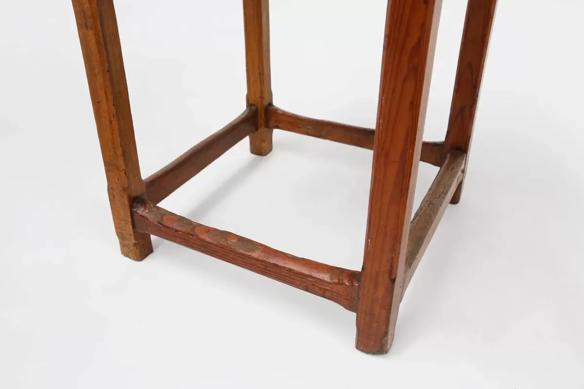 Illustration numéro 5 du produit Tabouret carré vintage en bois avec poignée, Belgique ca. 1920