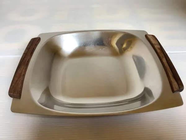 Illustration numéro 5 du produit Plat carré métal et bois style scandinave