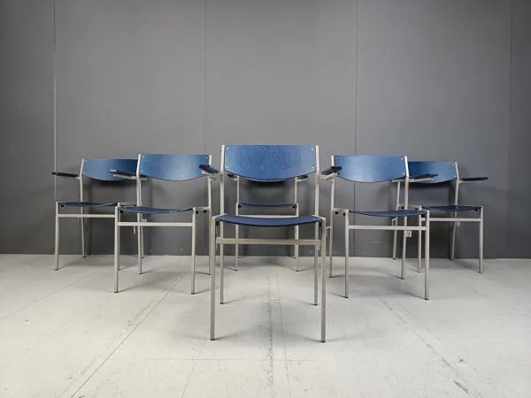 Illustration numéro 5 du produit Chaises empilables minimalistes en métal et contreplaqué par Gijs Van Der Sluis