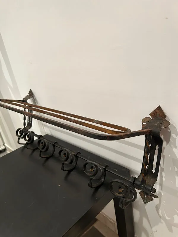 Illustration numéro 5 du produit Grand porte-manteau mural ancien en fer forgé