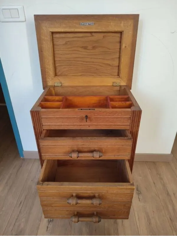 Illustration numéro 5 du produit Travailleuse en chêne ancienne