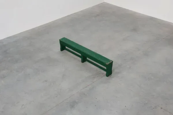 Illustration numéro 5 du produit Banc de ferme rustique et primitif en chêne massif, France vers 1900