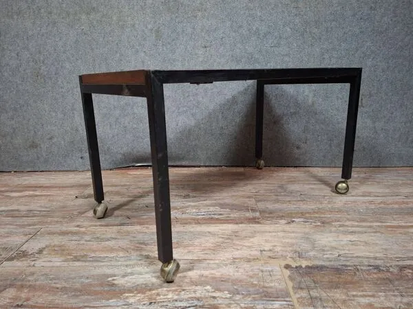 Illustration numéro 5 du produit Table basse moderniste, un plateau en bois massif à une structure en métal.