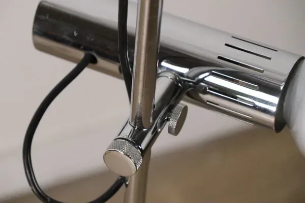 Illustration numéro 5 du produit Lampadaire vintage en métal chromé - 1970