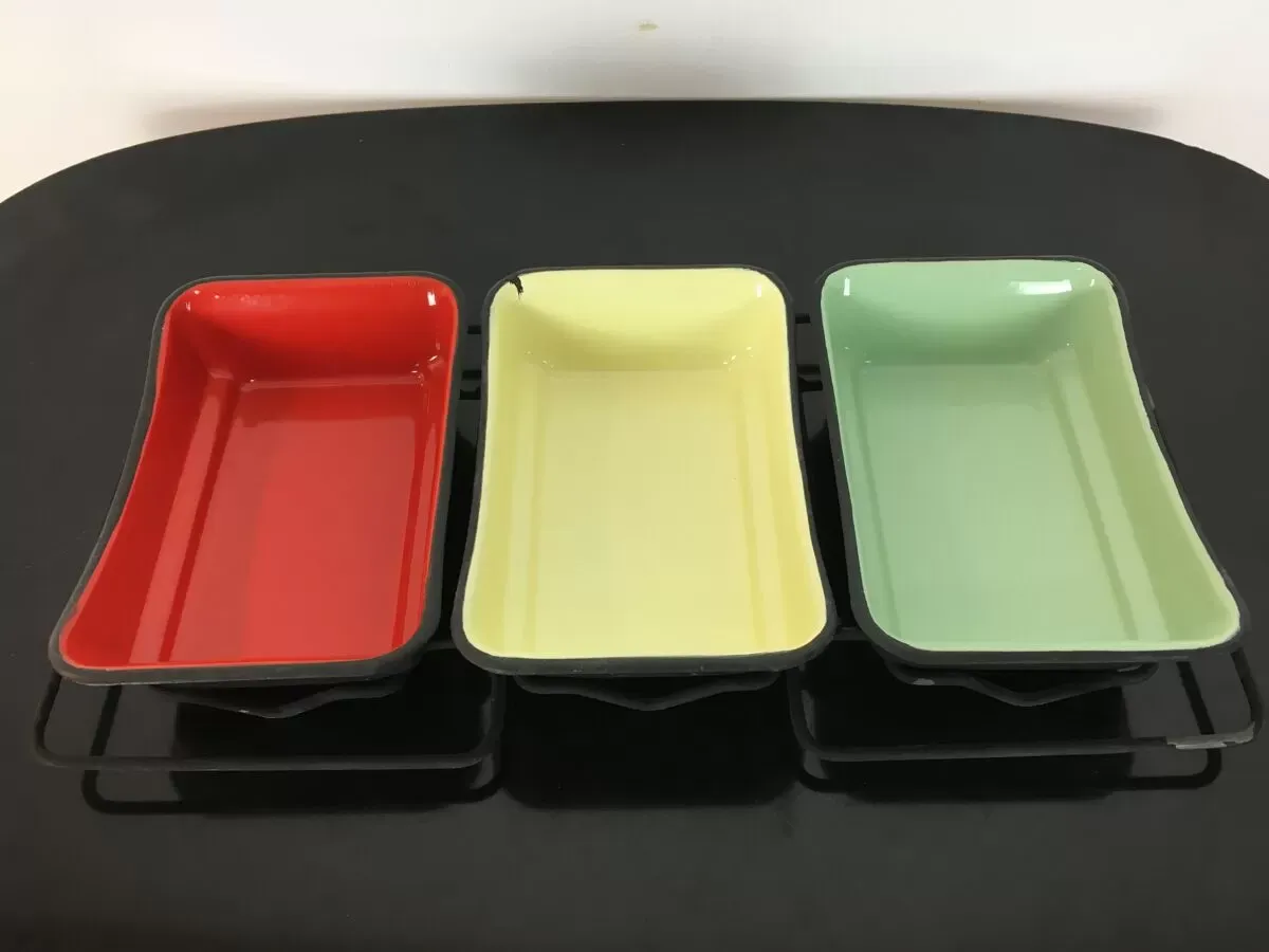 Illustration numéro 5 du produit Service à apéritif en tôle émaillée colorée, coupelles, ramequins