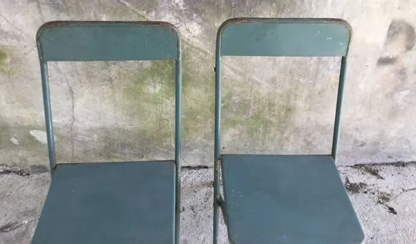 Illustration numéro 5 du produit Paire de chaises pliantes en métal militaires ou industrielles mi XXe