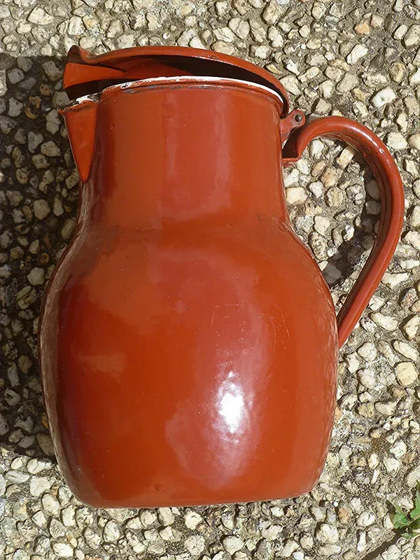 Illustration numéro 5 du produit Pichet en tole émaillée