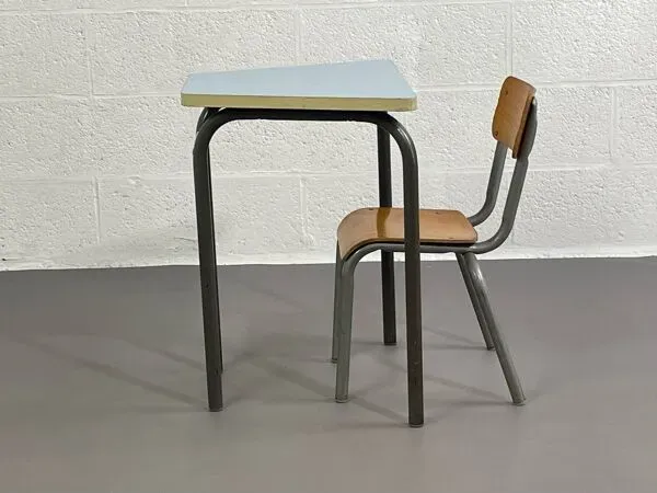 Illustration numéro 5 du produit Ensemble bureau et chaise écolier Mullca