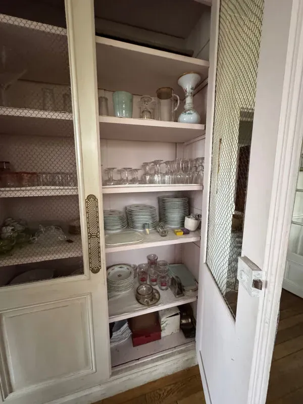 Illustration numéro 5 du produit Grand meuble de magasin vintage