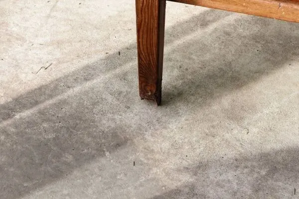 Illustration numéro 5 du produit Table de métier, début 20ème, en bois et zinc riveté