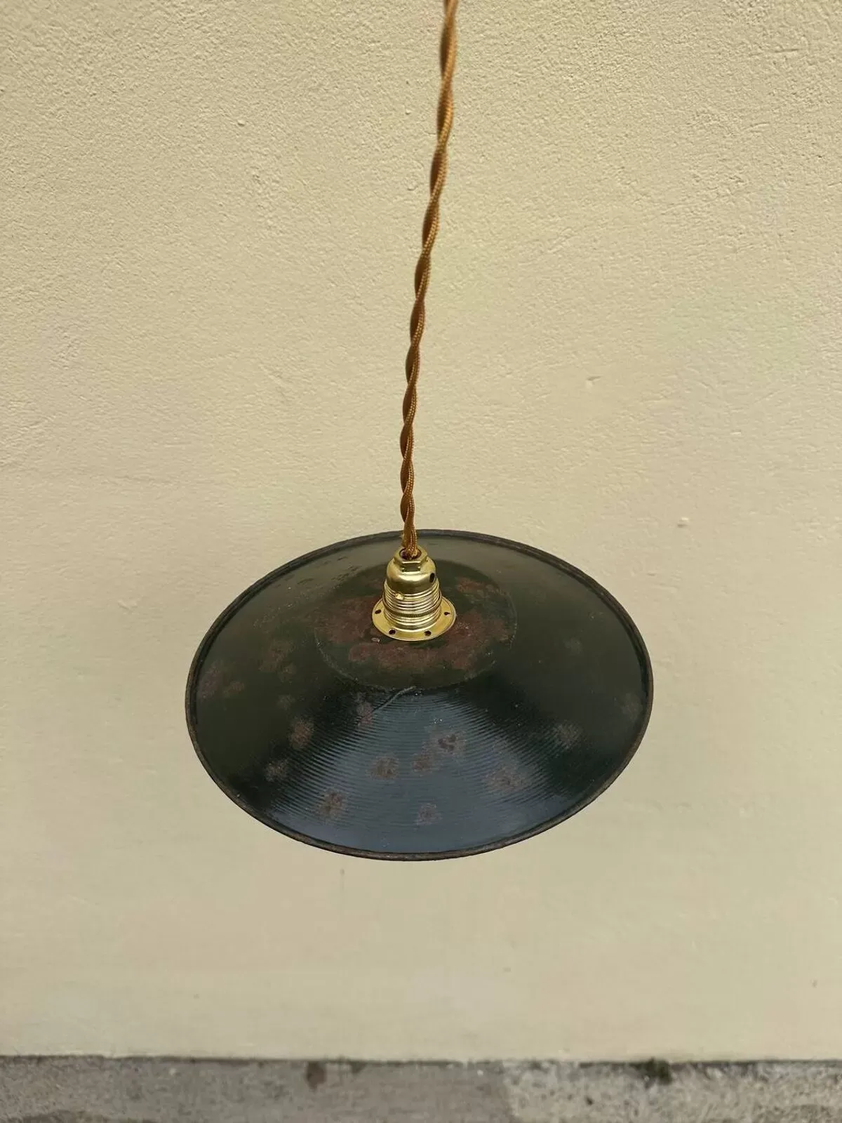 Illustration numéro 5 du produit Suspension indus ancienne noire et blanche tôle émaillée vintage