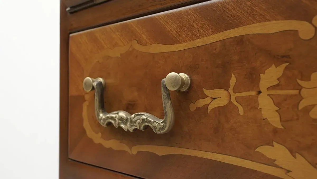 Illustration numéro 5 du produit Bureau ancien et ancien, marqueterie. Après rénovation professionnelle.