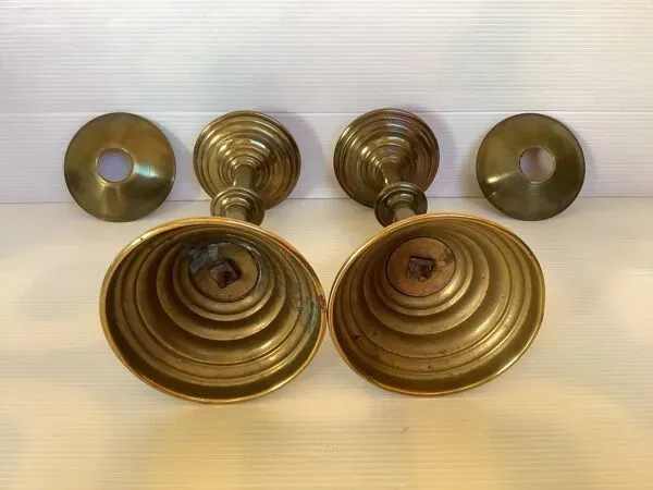 Illustration numéro 5 du produit Paire de bougeoirs pied tulipe en laiton