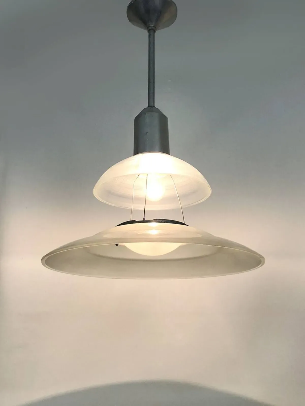 Illustration numéro 5 du produit Lustre, Suspension Space Age Soucoupe Volante style Holophane industriel en verre. Années 70