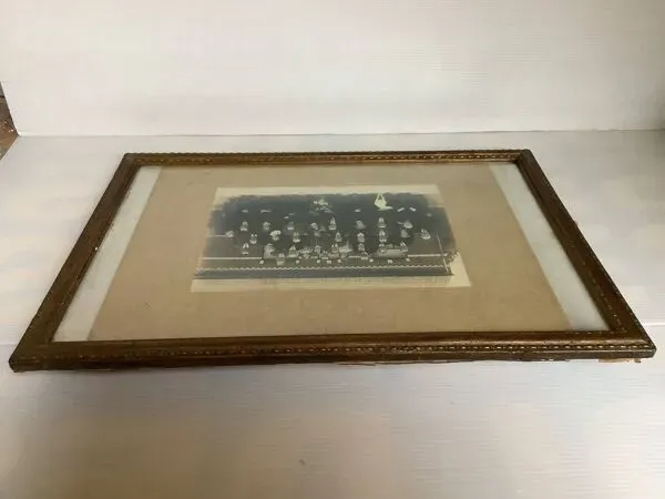 Illustration numéro 5 du produit Ancienne photographie de mariés avec un chien