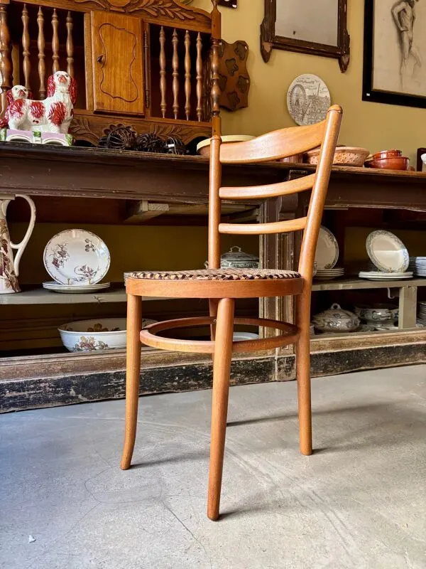 Illustration numéro 5 du produit Chaise bistrot Baumann en hêtre et coton géométrique orange et noir