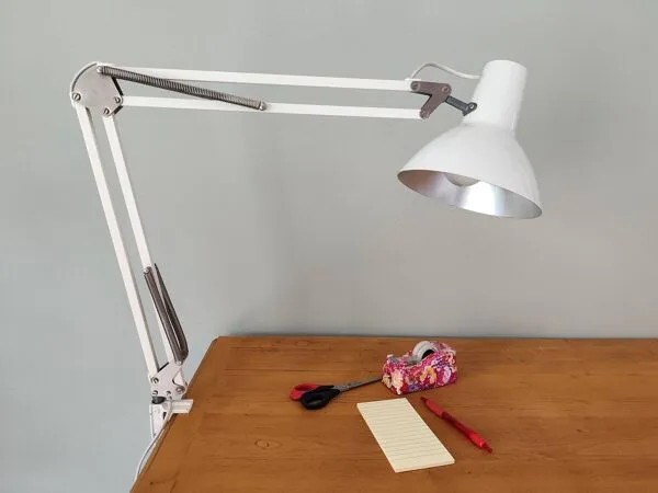 Illustration numéro 5 du produit Lampe de bureau articulée blanche