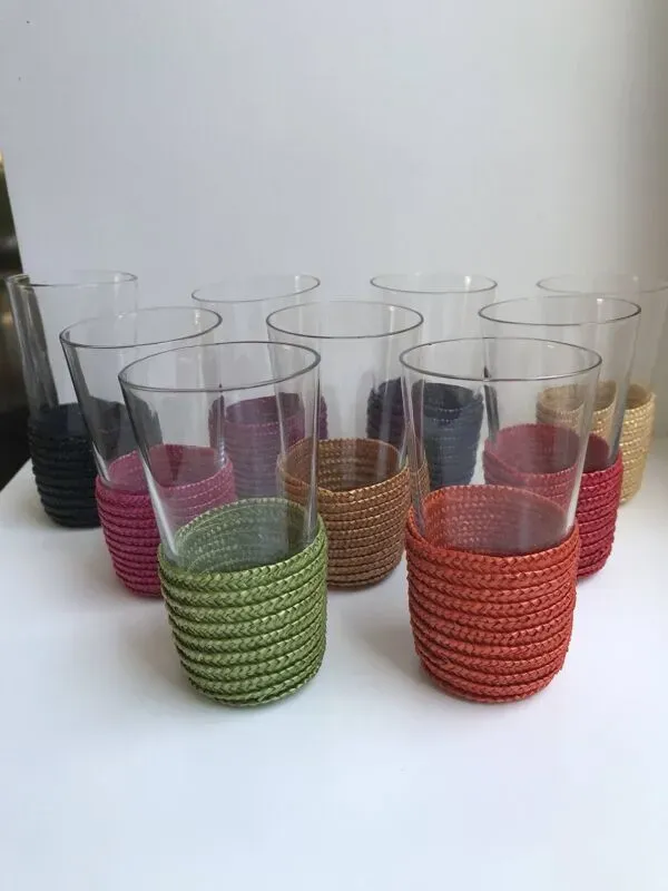 Illustration numéro 5 du produit Lot de 9 petits verres avec support en rotin coloré années 70