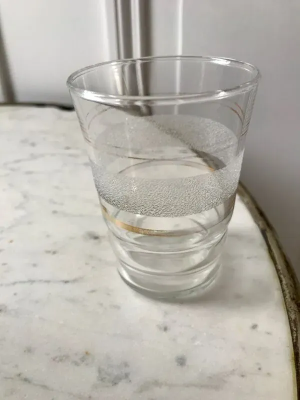 Illustration numéro 5 du produit Lot de 13 verres à eau granité à liserés dorés années 50-60