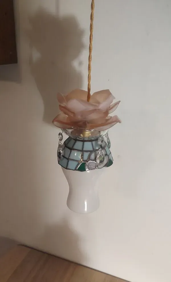 Illustration numéro 5 du produit Création rose sur vitrail en pampilles et opaline