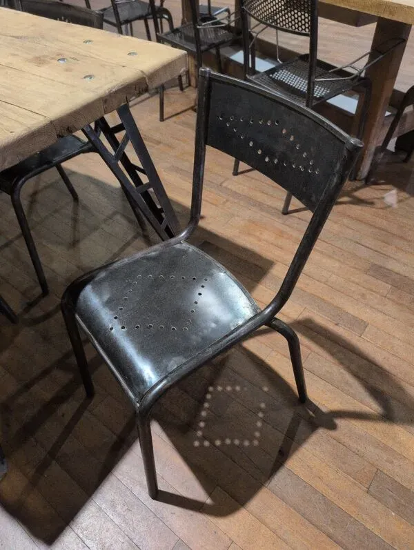 Illustration numéro 5 du produit Table + 8 chaises