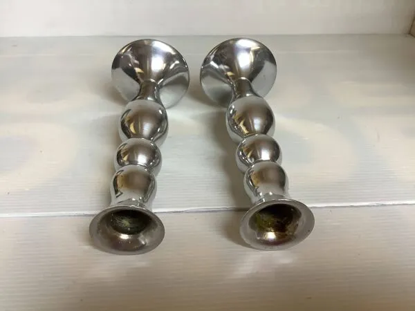 Illustration numéro 5 du produit Paire de bougeoirs argentés en métal