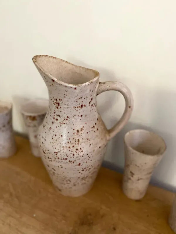 Illustration numéro 5 du produit Service à orangeade en grès moucheté signé Farah, Vallauris années 1960-70