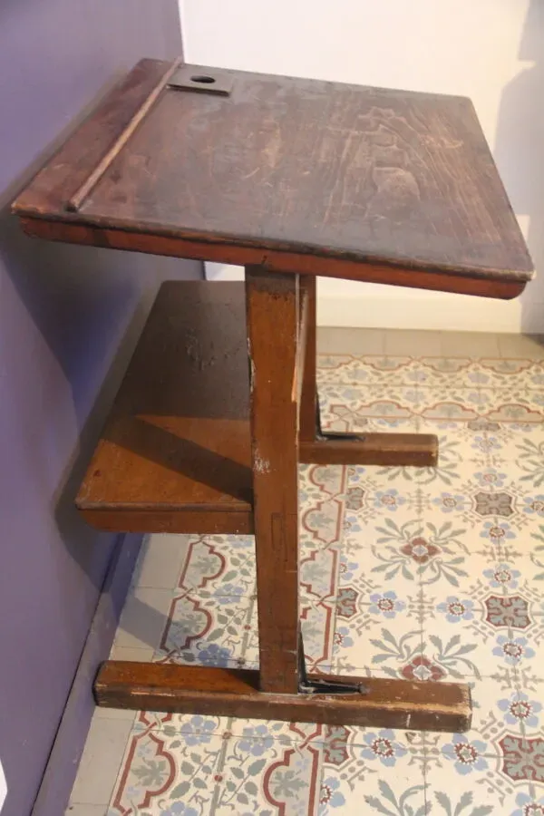 Illustration numéro 5 du produit Pupitre d'écolier en bois