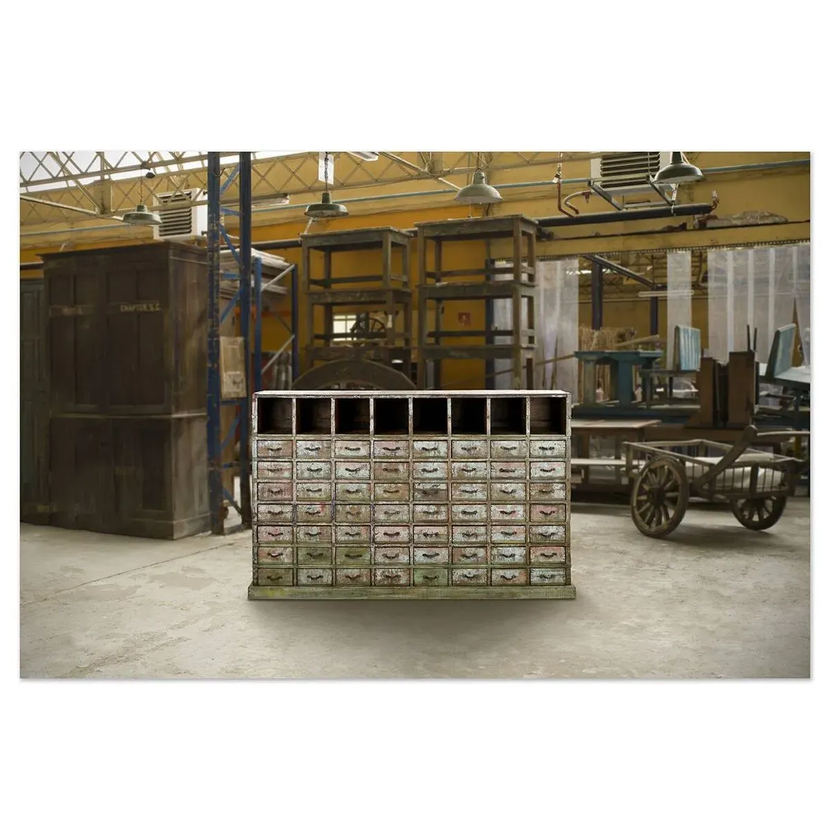 Illustration numéro 5 du produit Meuble d’atelier en bois massif patiné à 56 tiroirs et 8 casiers