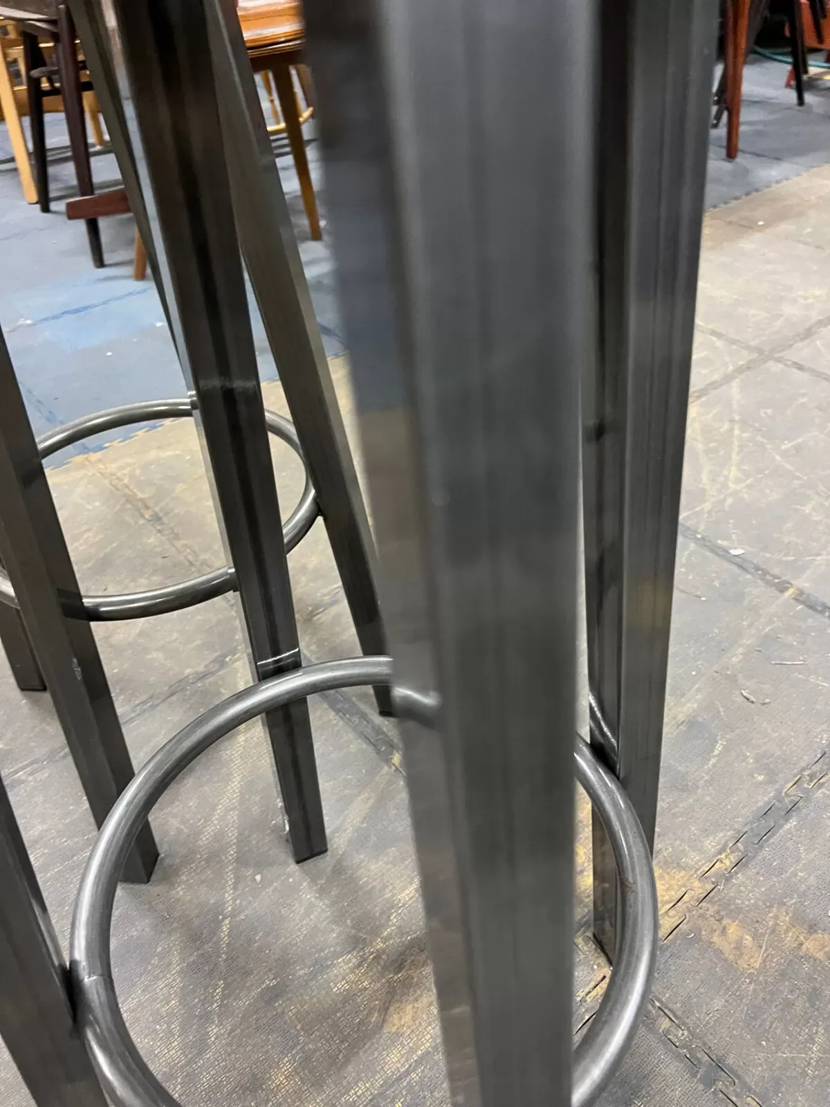 Illustration numéro 5 du produit Suite de 6 tabourets