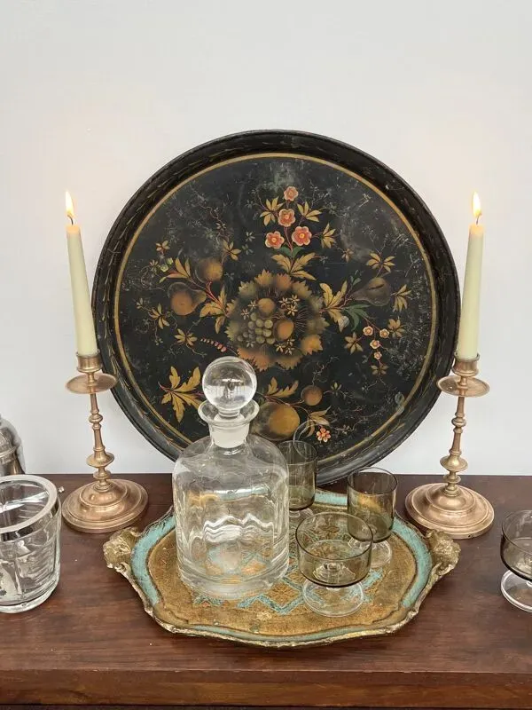 Illustration numéro 5 du produit Plateau rond 19e tôle peinte noire décor fruits et raisins (49 cm)