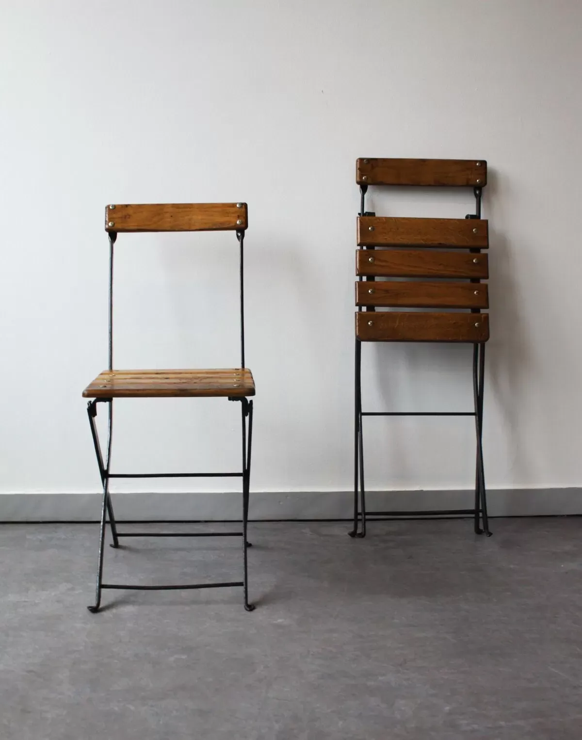 Illustration numéro 5 du produit Paire de chaises de bistrot pliables, France, 1930