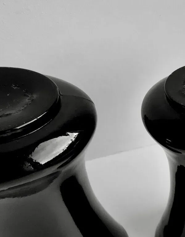 Illustration numéro 5 du produit Paire de vases en opaline noire début XXème