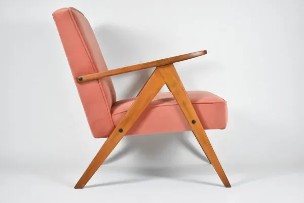 Illustration numéro 5 du produit Modèle fauteuil en velours vintage Var années 1960 entièrement restauré, tissu rose, teck
