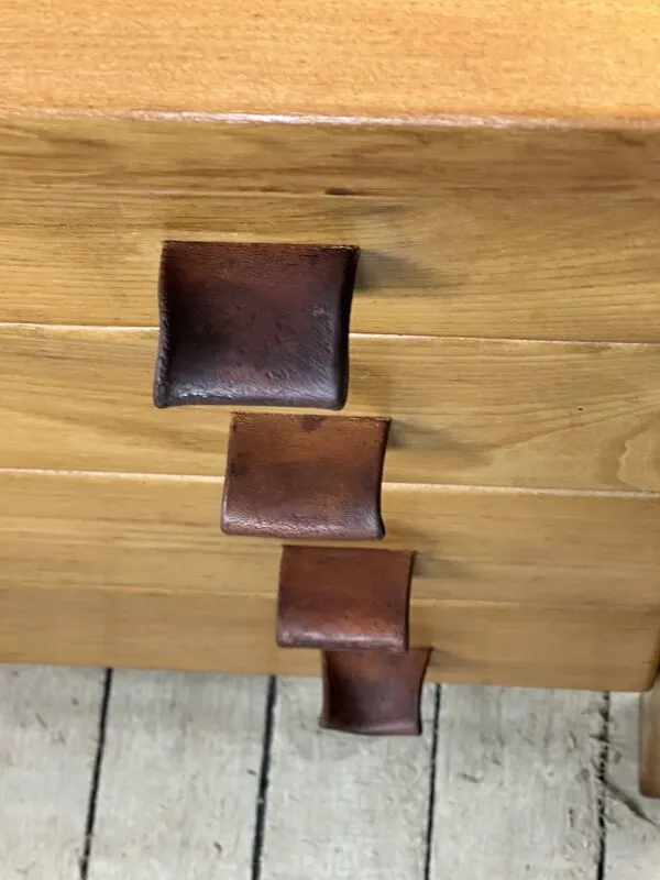 Illustration numéro 5 du produit Commode en orme massif maison regain 1970