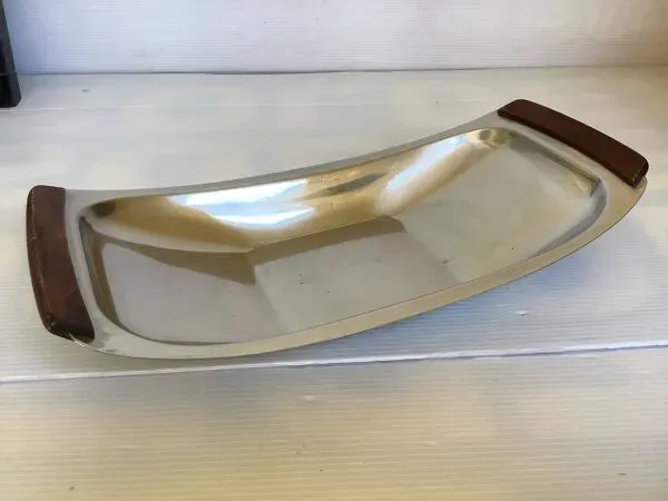 Illustration numéro 5 du produit Corbeille scandinave en métal et bois, Danemark