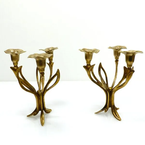 Illustration numéro 5 du produit Paire de chandeliers tripodes à trois feux en laiton, décor floral organiqu