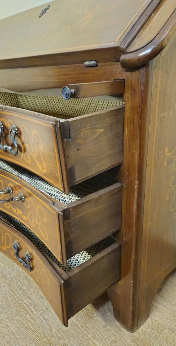 Illustration numéro 5 du produit Commode scriban Piémontaise galbée en marqueterie